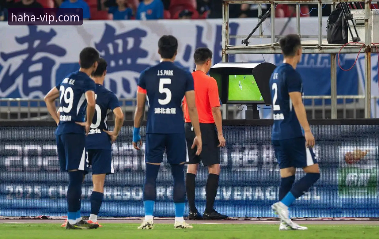 中超最新战报：青岛海牛3-1力克上海海港 13年首胜引爆哈哈体育平台热议